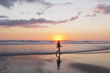 Neuseeland, Ansicht einer reifen Frau, die am Strand spazieren geht - GW002353