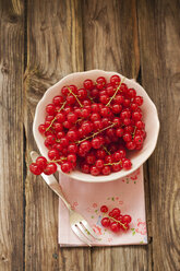 Schale mit roten Johannisbeeren auf Serviette mit Gabel, Nahaufnahme - OD000279