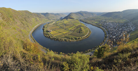 Deutschland, Rheinland Pfalz, Blick auf Moselschleife und Mosel - RUEF001108