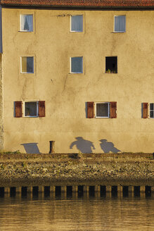 Germany, Bavaria, Regensburg, View of Danube River to house - RUEF001113