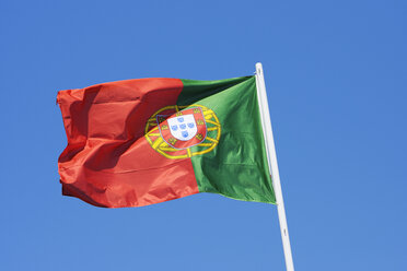 Portugal, Libson, Flagge von Portugal gegen blauen Himmel - RUEF001116