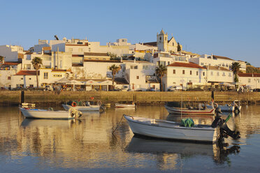 Portugal, Faro, Blick auf Ferragudo - RUE001130
