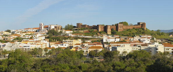Portugal, Faro, Blick auf Kathedrale und Burg - RUEF001131