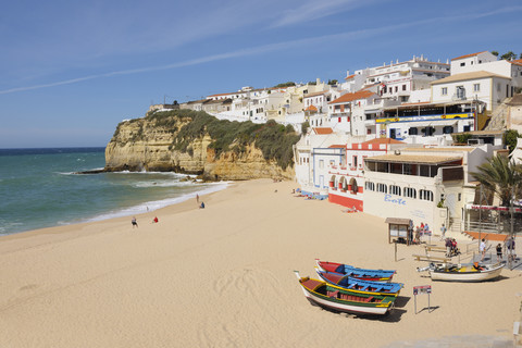 Portugal, Lagos, Faro, Blick auf Carvoeiro mit Strand, lizenzfreies Stockfoto