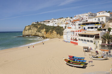 Portugal, Lagos, Faro, Blick auf Carvoeiro mit Strand - RUE001132