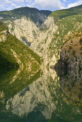 Albanien, Balkan, Blick auf Kalksteinfelsen am Koman-See - ES000504