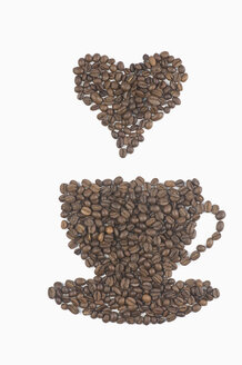 Kaffeebohnen in Form von Kaffeetasse mit Symbol des Herzens auf weißem Hintergrund - ASF005072