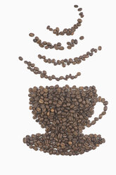 Kaffeebohnen in Form einer Kaffeetasse mit Aromasymbol auf weißem Hintergrund - ASF005071