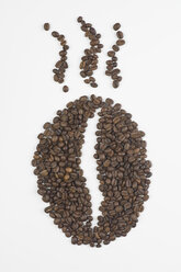 Kaffeebohnen in Form einer Kaffeebohne, Aromasymbol, auf weißem Hintergrund - ASF005069