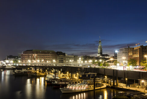 Deutschland, Hamburg, Blick auf die St. Michaelis Kirche bei Nacht - NK000012