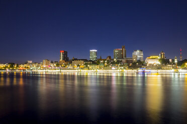 Deutschland, Hamburg, Blick auf Landungsbrucken und Skyline an der Elbe - NKF000013