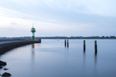 Deutschland, Lubeck, Blick auf den Leuchtturm am Steg - NKF000003