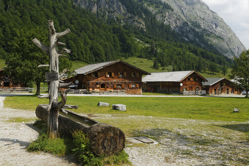 Österreich, Tirol, Blick auf das Alpenhaus mit Alm - GF000208