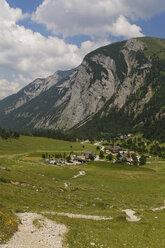 Österreich, Tirol, Blick auf eine Almwiese - GF000210