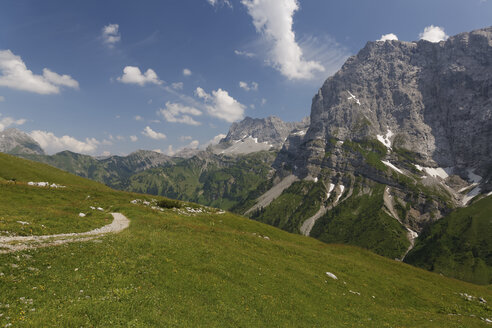 Österreich, Tirol, Karwendelgebirge, Weg zur Falkenhütte, Berghütte in Eng, Region Ahornboden - GFF000216