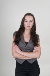 Porträt einer jungen Frau vor grauem Hintergrund - BFRF000238