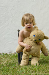 Deutschland, Baden Württemberg, Portrait eines Mädchens mit Teddybär - LVF000186