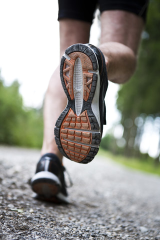 Deutschland, Bayern, Älterer Mann beim Joggen, lizenzfreies Stockfoto