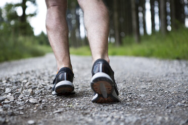 Deutschland, Bayern, Älterer Mann beim Joggen - MAEF007139