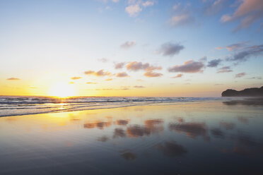 Neuseeland, Blick auf Piha Beach bei Sonnenuntergang - GWF002357