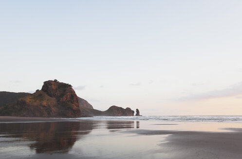 Neuseeland, Blick auf den berühmten Lion Rock und den Nun Rock am Piha Beach - GWF002361