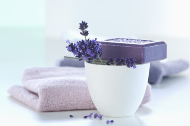 Lavendelblüte mit Lavendelseife und Handtuch auf weißem Hintergrund, Nahaufnahme - ASF005084