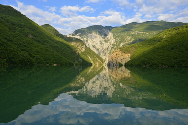 Balkan, Blick auf die Kalksteinfelsen am Koman-See - ES000495