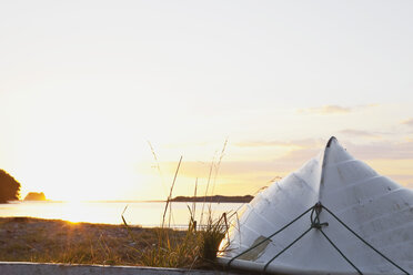 Neuseeland, Blick auf ein Boot bei Sonnenaufgang - GWF002356