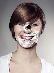 Porträt einer jungen Frau, Gesicht mit Schokoladen-Marshmallow, Nahaufnahme - STKF000326