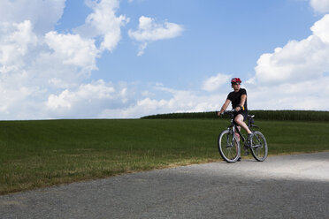 Deutschland, Bayern, Älterer Mann fährt Mountainbike - MAEF007146