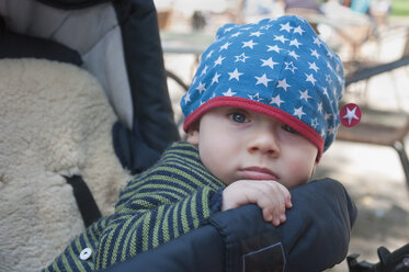 Deutschland, Hessen, Frankfurt, Porträt eines kleinen Jungen im Kinderwagen - MUF001363