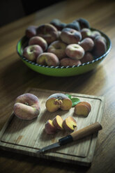 Bowl of peachs on wooden table - MJ000303