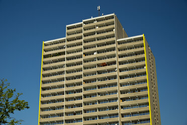 Deutschland, Nordrhein-Westfalen, Köln Chorweiler, Wohnhochhaus mit Balkonen und Satellitenschüsseln - WG000010