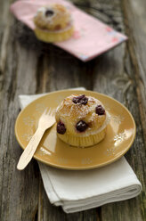 Cupcakes mit Kirschen auf einem Teller, Nahaufnahme - OD000296