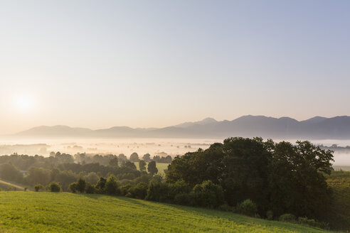 Deutschland, Bayern, Blick auf das Murnauer Moos mit Nebel bei Sonnenaufgang - FO005153