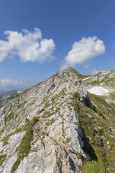 Deutschland, Bayern, Blick auf den Gratweg mit Stahlseilsicherung zum Gipfel der Ammergauer Hochplatte - FO005151