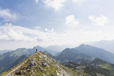 Deutschland, Bayern, Ammergauer Alpen, Blick auf Wanderer auf Gratwanderung zur Ammergauer Hochplatte - FO005150