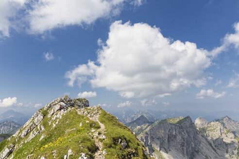 Deutschland, Bayern, Blick auf Gratwanderung zum Gipfel der Ammergauer Hochplatte - FO005144