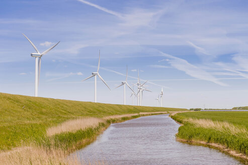 Deutschland, Schleswig-Holstein, Blick auf eine Windkraftanlage auf einem Feld - MJF000327