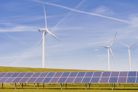 Deutschland, Schleswig-Holstein, Ansicht eines Solarpanels und einer Windkraftanlage auf einem Feld, lizenzfreies Stockfoto