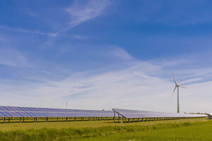 Deutschland, Schleswig-Holstein, Ansicht eines Solarpanels und einer Windkraftanlage auf einem Feld - MJF000325