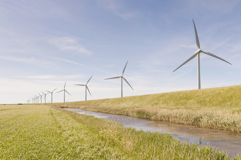 Deutschland, Schleswig-Holstein, Blick auf eine Windkraftanlage auf einem Feld - MJF000351