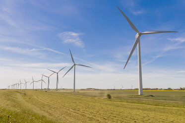 Deutschland, Schleswig-Holstein, Blick auf eine Windkraftanlage auf einem Feld - MJF000324