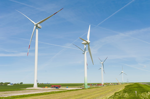 Deutschland, Schleswig-Holstein, Blick auf eine Windkraftanlage auf einem Feld, lizenzfreies Stockfoto