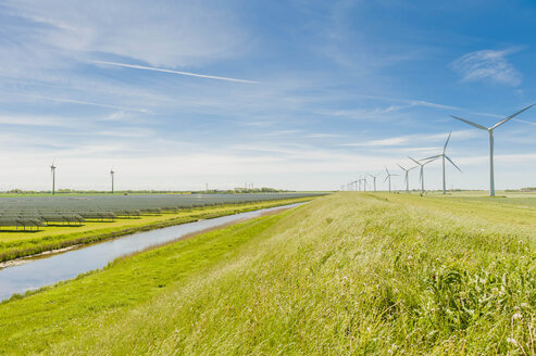 Deutschland, Schleswig-Holstein, Blick auf eine Windkraftanlage auf einem Feld - MJF000353