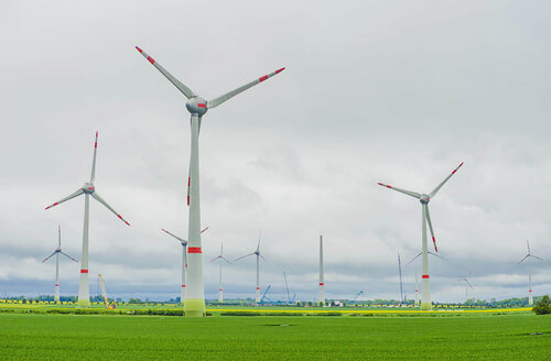 Deutschland, Mecklenburg-Vorpommern, Ansicht einer Windkraftanlage auf einem Feld - MJF000354