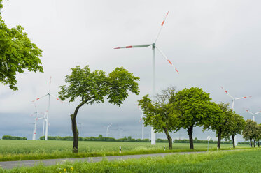 Deutschland, Mecklenburg-Vorpommern, Ansicht einer Windkraftanlage auf einem Feld - MJF000355
