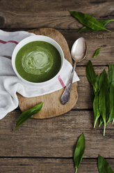 Bärlauchsuppe auf dem Tisch, Nahaufnahme - CZF000010