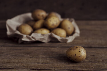 Bio-Kartoffeln auf dem Tisch - CZF000002