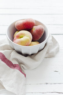 Peaches in bowl on wooden table with napkin - CZF000012